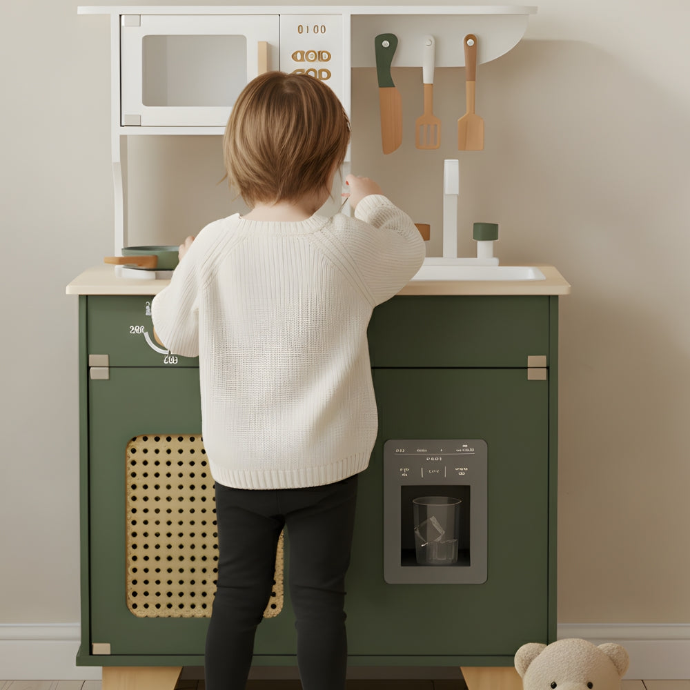 Dunkelgrüne Kinderküche aus Holz mit Backofen Lilla Kids