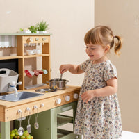 Grüne Kinderküche aus Holz mit Backofen Lilla Kids