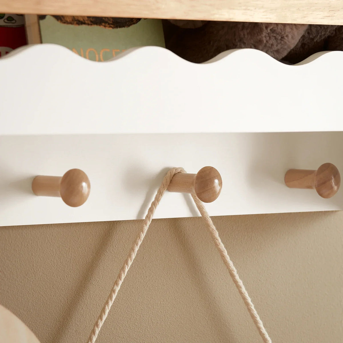 Kinder-Wandregal aus weißem Holz mit Haken Lilla Kids