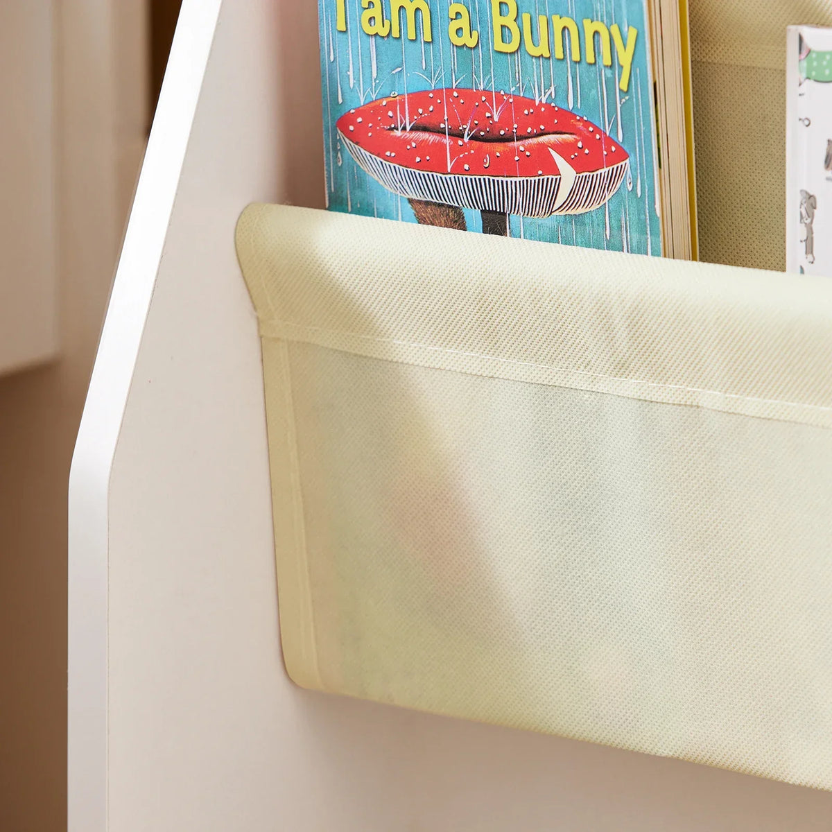 Kinderbücherregal aus weißem Holz mit beigem Stoff Lilla Kids