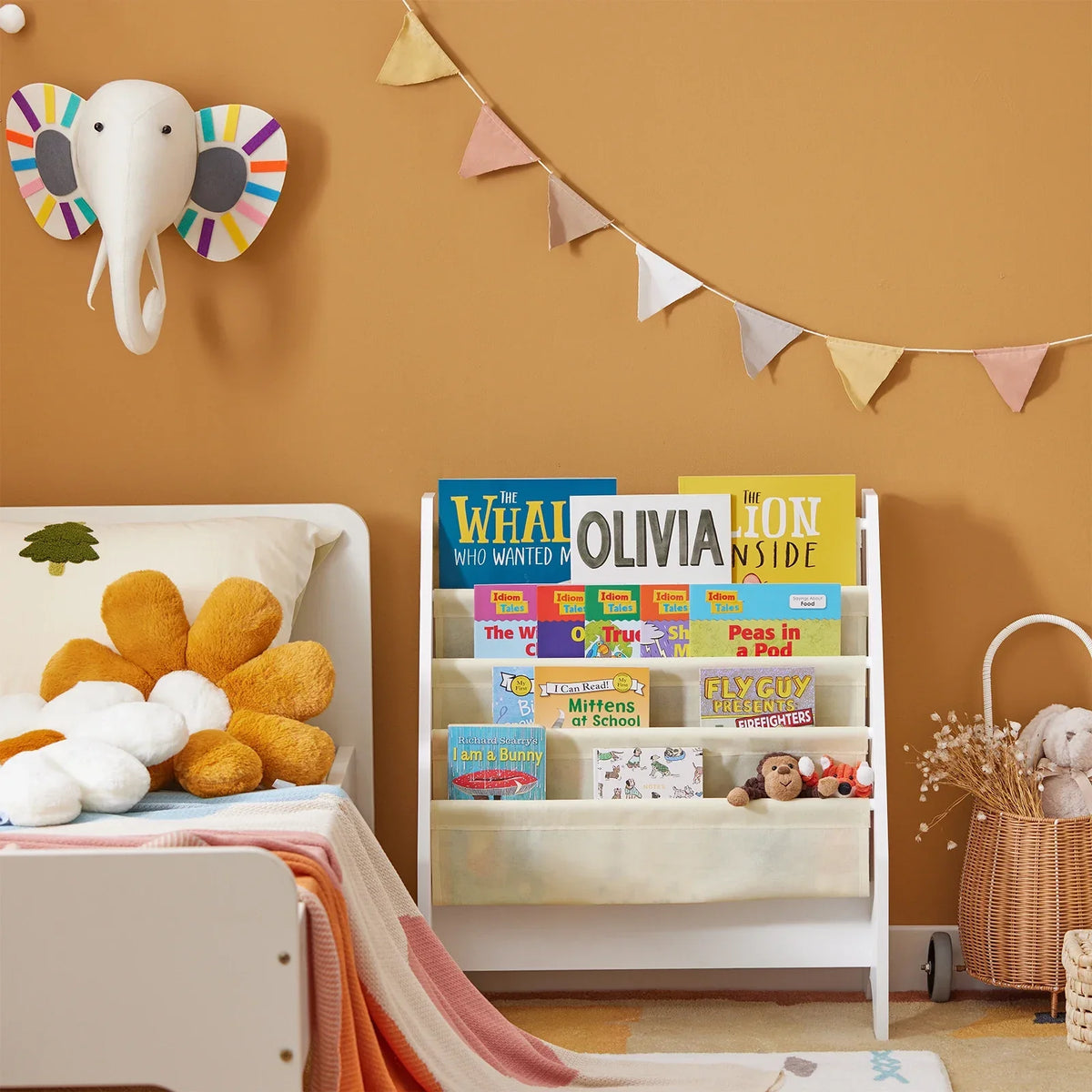 Kinderbücherregal aus weißem Holz mit beigem Stoff Lilla Kids