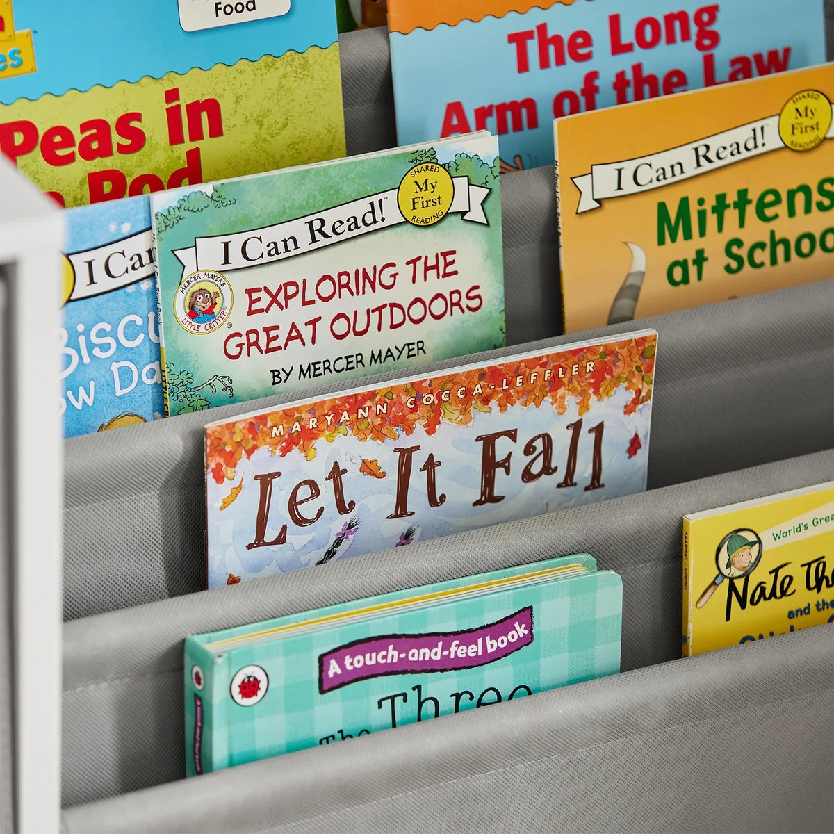 Kinderbücherregal aus weißem Holz mit grauem Stoff Lilla Kids