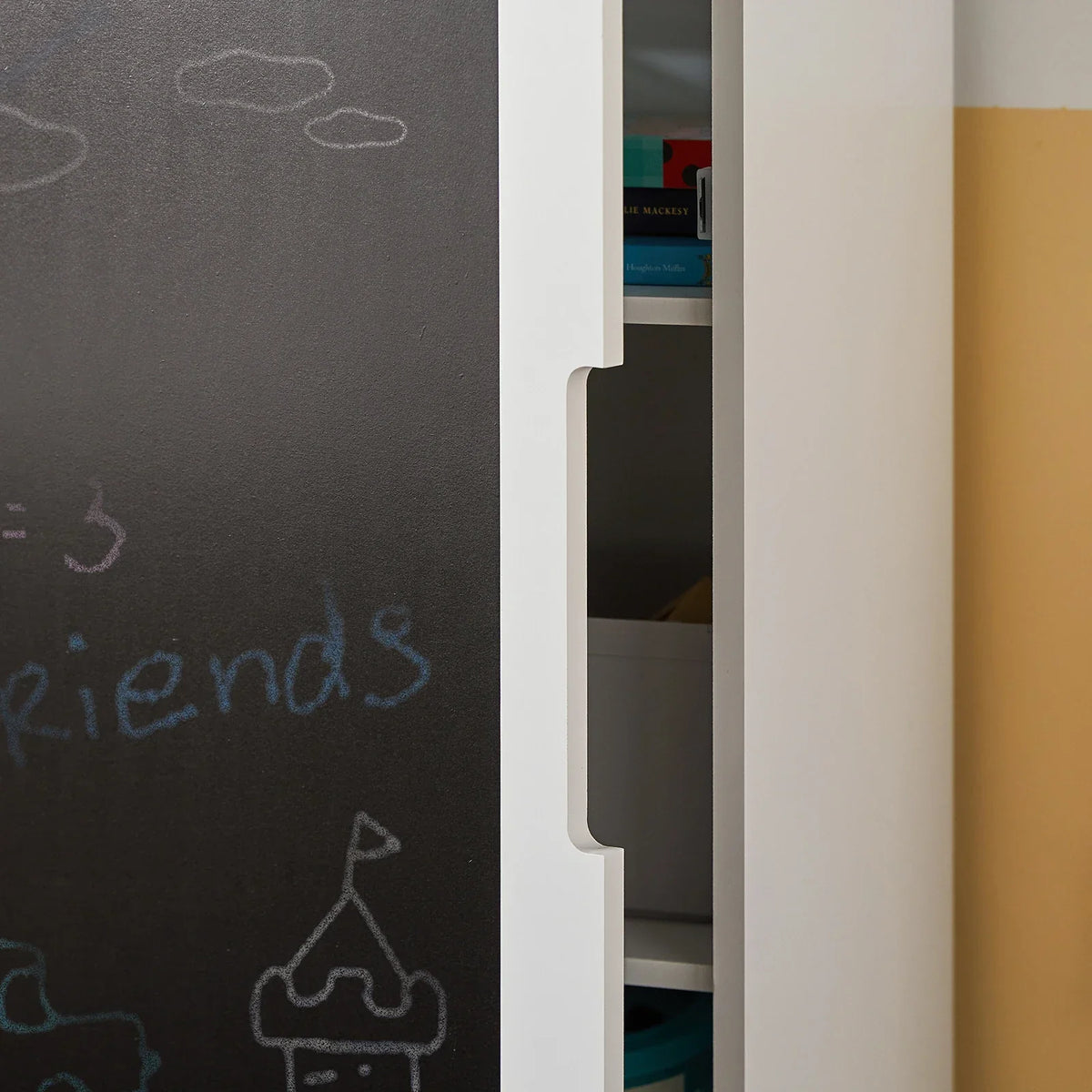 Kinderbücherregal in Schlossform mit Kreidetafel Lilla Kids