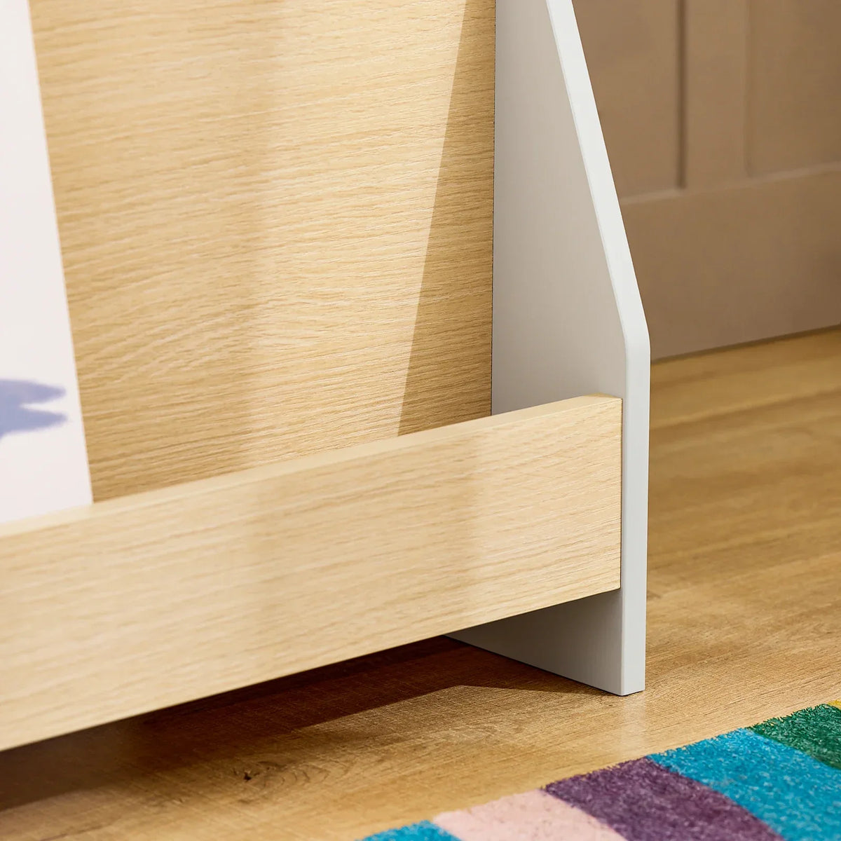 Montessori-Kinderbücherregal aus Holz in Weiß und Natur Lilla Kids