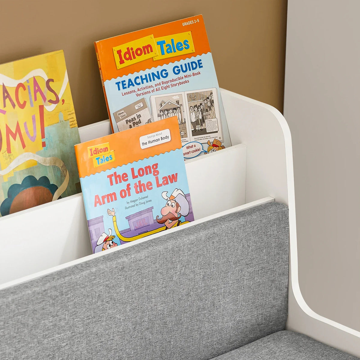 Weiße Kinder-Sitzbank mit Bücherregal und Stauraum Lilla Kids