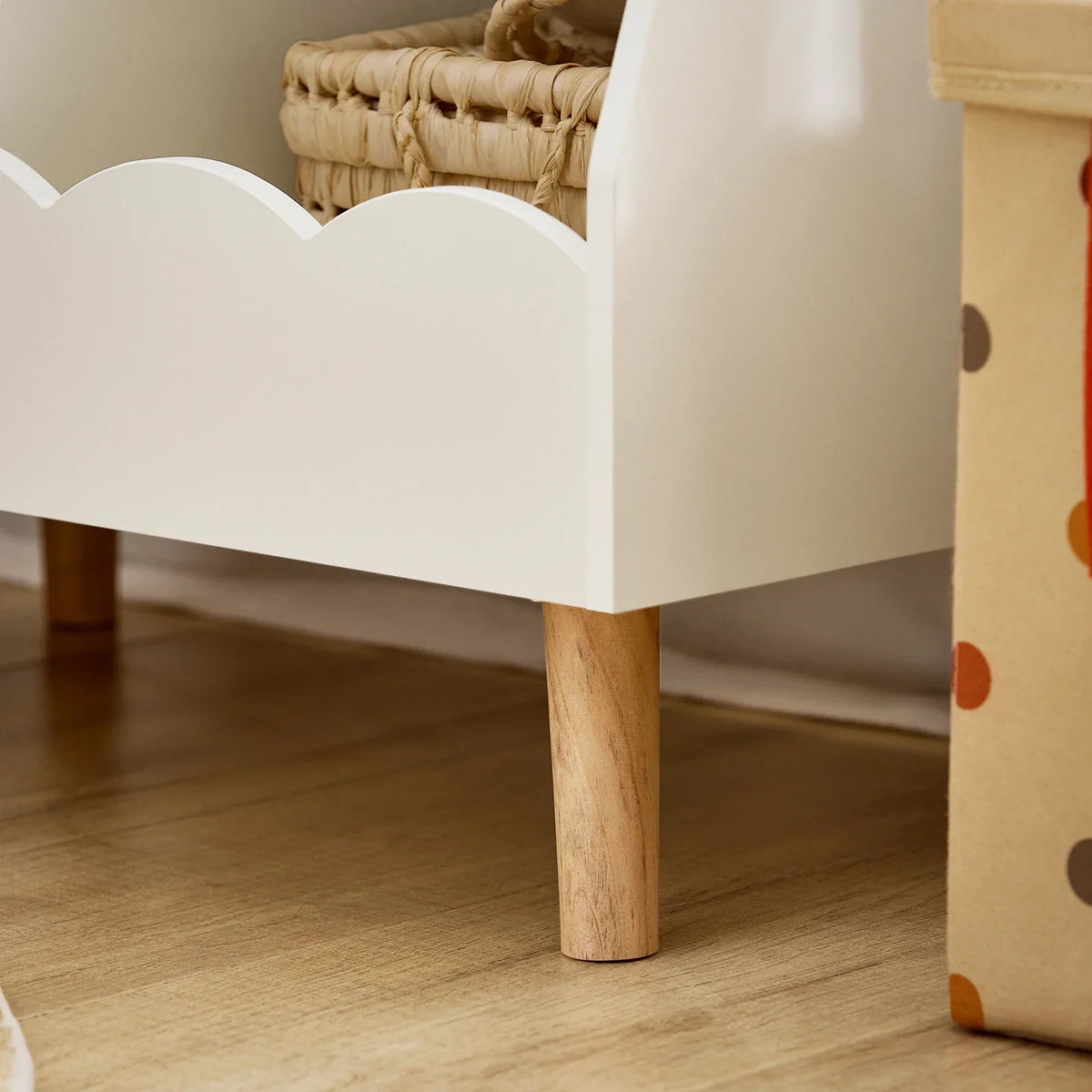 Weißes Kinderbücherregal auf Füßen Lilla Kids