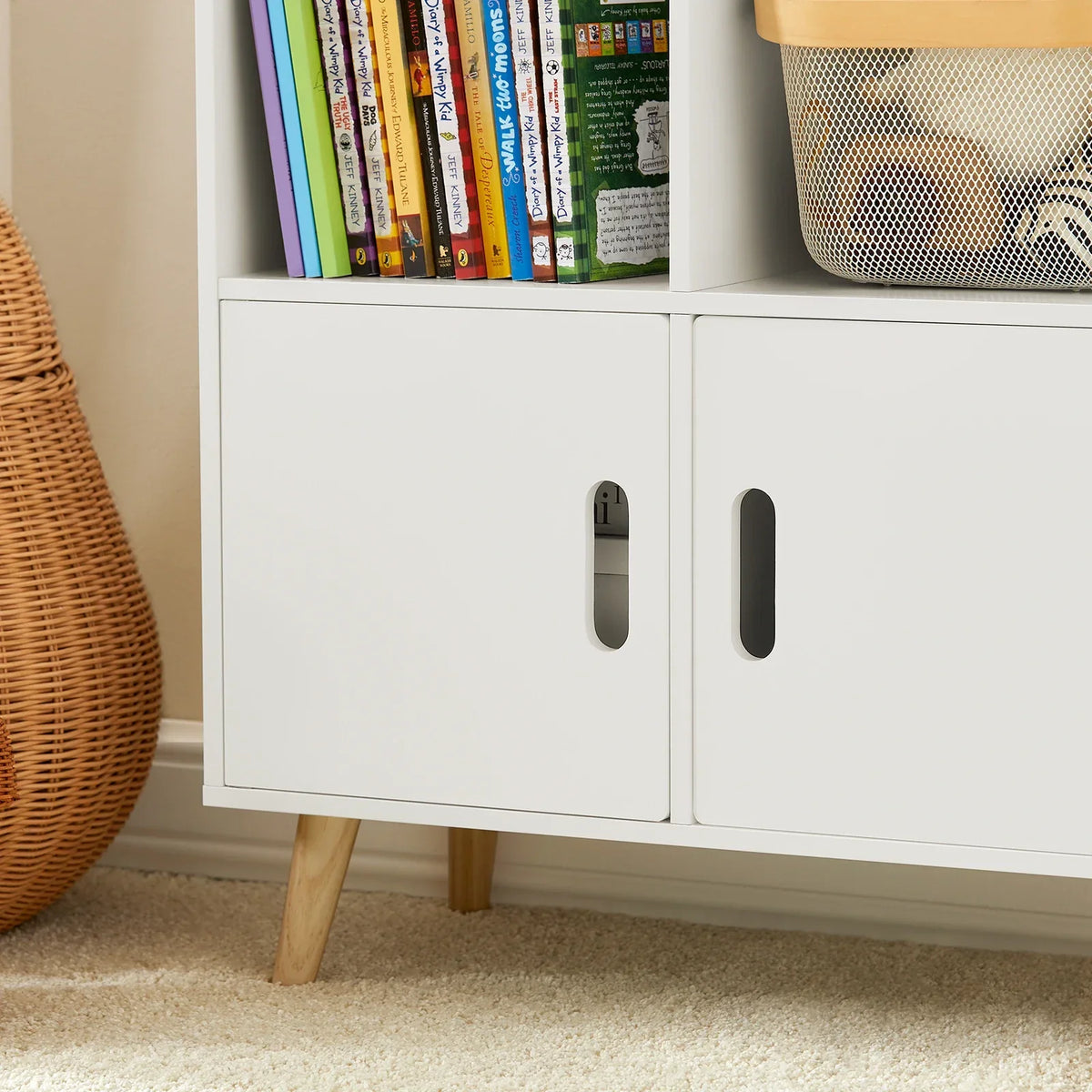 Weißes Kinderbücherregal in Hausform mit Füßen Lilla Kids